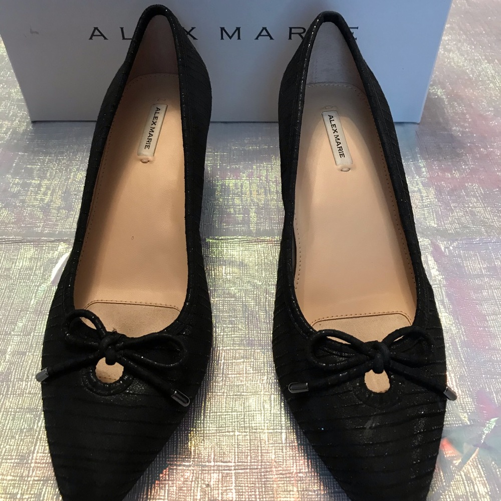 Black pumps